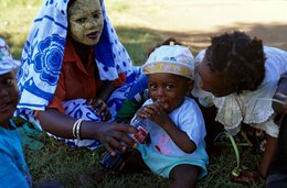 Archipel-des-Comores;-Enfant;-Famille;-Femme;-France;-Kaleidos;-Kaleidos-images;-La-parole-à-limage;-Laurent-Abad;-Mayotte;-Msindzano;-Océan-Indien;-Portrait;-Soda;-Stories-Pictures;-Vie-quotidienne